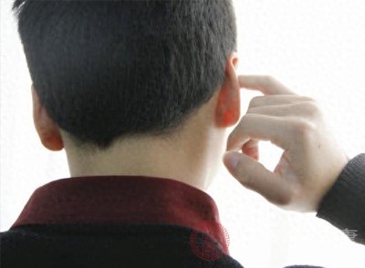 频繁用手或尖锐工具掏耳朵，会损伤外耳道皮肤，刺激耵聍腺分泌，还可能将耳垢推向耳道深处形成栓塞