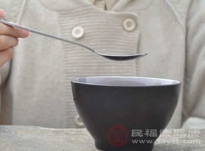 多喝水，每天饮用1500-2000毫升温水，促进新陈代谢，加速毒素排出
