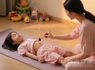 艾灸距离过近，艾条或器具与皮肤过近，高温直接灼伤