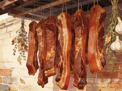 控制盐分摄入，减少腌制食品、加工肉类等高盐食物，多吃新鲜蔬菜、水果，补充维生素和膳食纤维，帮助调节体内水钠平衡