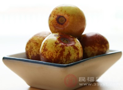 脾胃虚弱且湿气重的人过量食用大枣，可能会导致腹胀、痰湿加重