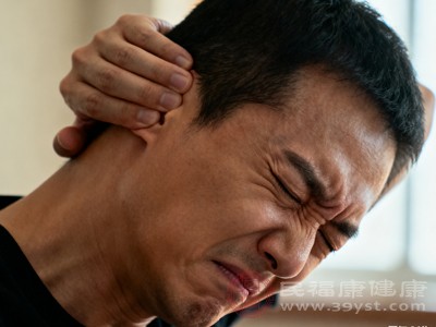 黏稠的耳垢也容易吸附灰尘、皮屑等物质，若长时间不清理，可能会在外耳道口形成堆积