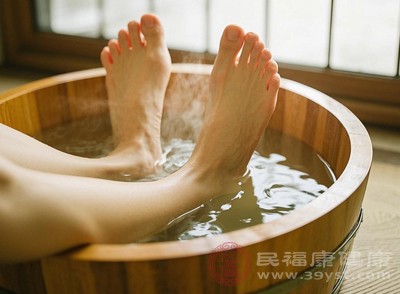 下肢感觉不灵敏的人，比如部分老年人或有相关问题的人。他们的脚部对温度的感知能力下降，泡脚时很容易因为水温过高而烫伤皮肤