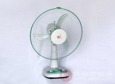 如果当天雾霾浓度较高，但又想通风，可以借助风扇来提升效果