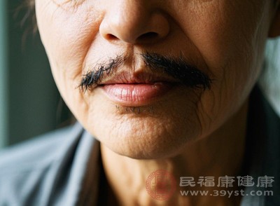 拔胡子时，毛囊口会被强行扩张，容易导致细菌侵入毛囊内部，引发毛囊炎症