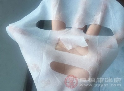尤其是在秋冬季节，可将面膜提前放在温水（约37℃）中浸泡片刻，使面膜温度与皮肤温度接近，避免过凉的面膜刺激面部皮肤，引起不适