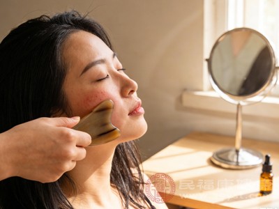 脸部刮痧依据中医经络理论，刮拭面部对应的经络穴位，如太阳穴、颊车穴、攒竹穴等，能够帮助疏通经络中的气血瘀滞，调节脏腑功能