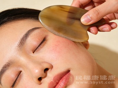 操作不当是引发面部水肿或淤青的主要原因