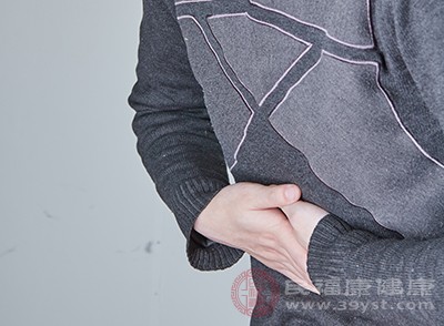 长期便秘会使粪便在肠道内堆积，导致肠道扩张，刺激肠壁，引发左边下腹疼痛