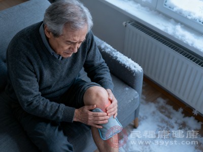 运动前需进行5-10分钟热身，活动脚踝、膝关节、髋关节，轻轻拉伸腿部肌肉，让关节逐渐适应运动状态，避免突然运动引发不适