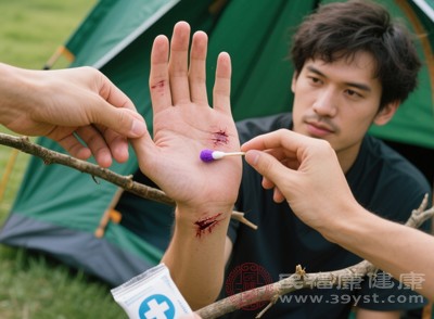 清洁后，用碘伏或医用酒精对伤口及周围皮肤进行消毒，消毒范围以伤口为中心向外扩展5-10厘米，确保伤口周围环境无菌，减少细菌滋生的可能