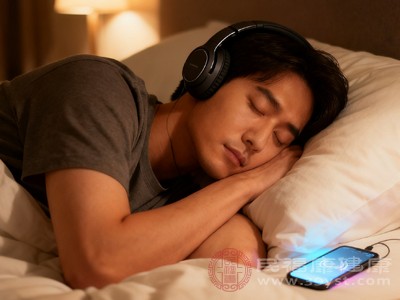 熬夜后的补觉并非越长越好，过度补觉会进一步打乱生物钟，导致第二天精神萎靡、晚上难以入睡