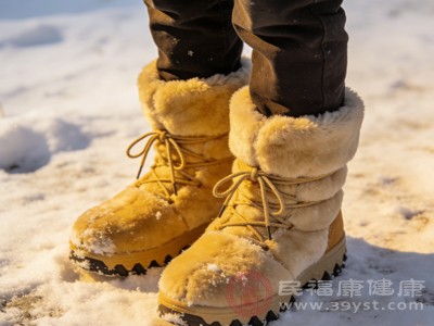 身体的颈部、腰部、脚部是寒气最容易侵入的关键部位，雨雪天出行后，这些部位若保暖不当，寒气会快速渗透到体内，损伤脾胃和关节