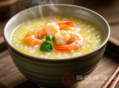 可以选择喝一碗温热的杂粮粥、小米粥，或吃一碗热汤面、炖菜