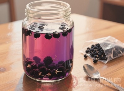 黑枸杞由于富含花青素