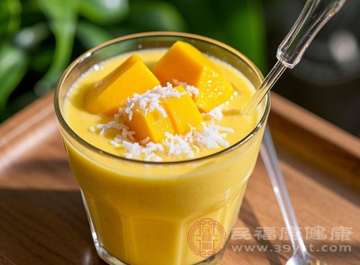 芒果还可用于制作沙拉、果昔等，但需注意避免与辛辣、油腻食物大量同食，以免加重肠胃负担