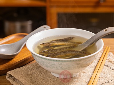 泥鳅汤中丰富的钙和维生素D能促进钙的吸收和利用