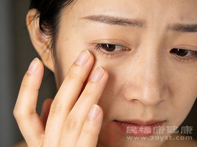 这种水肿常从眼睑开始，逐渐发展至全身