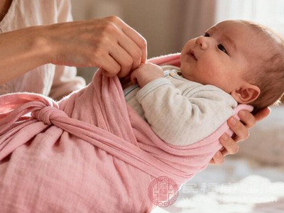 对于小月龄的宝宝，家长可以帮助他们做一些被动操