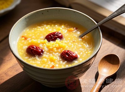 术后肠胃功能可能较弱，主食宜选择软烂、易消化的食物，如小米粥、大米粥、软面条、馒头等，避免过于粗糙或油腻的主食增加肠胃负担