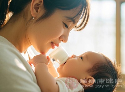 喂奶时保持正确姿势，避免宝宝吸入过多空气