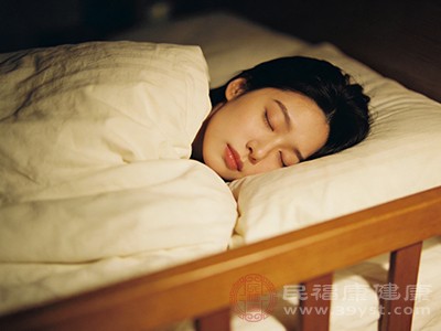 开灯睡觉，打乱节律诱发隐患