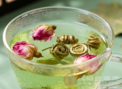 玫瑰花泡水喝的功效与作用丰富多样