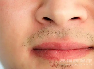 拔胡子时，毛囊口会被强行扩张，长期反复的牵拉会导致毛囊口松弛、变大，使毛孔显得更加粗大