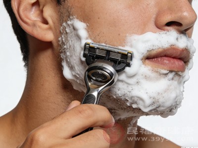 电动剃须刀操作简单、方便快捷，且对皮肤的刺激相对较小，适合日常快速处理胡须