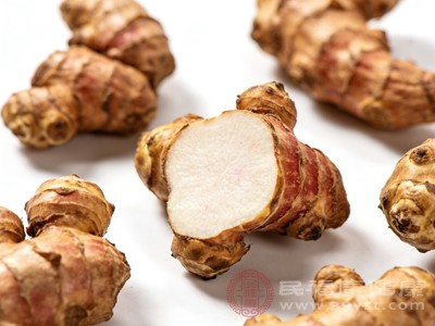 在食品加工中，沙姜也常被用作天然防腐剂，延长食物的保鲜期，这也从侧面印证了其抗菌特性