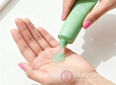 可使用温和无刺激的保湿霜修复手部皮肤屏障，缓解干燥、脱皮症状