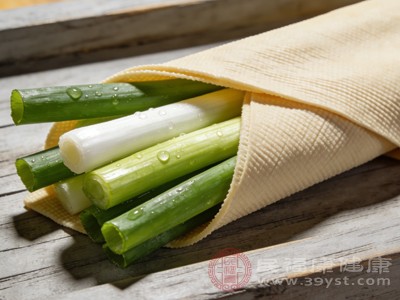 干豆腐虽热量不高，但如果一次吃很多，比如几大卷，蛋白质和热量的总和依然可观