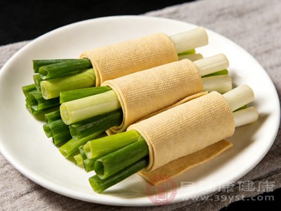 若饮食均衡，将干豆腐卷大葱作为合理膳食的一部分，则无需担心发胖问题