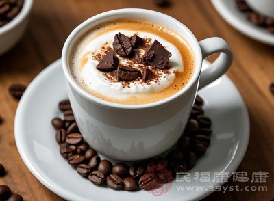 咖啡、奶茶只能暂时提神，长期饮用还会加重脑疲劳，不利于大脑健康