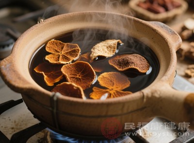 煮陈皮紫薯粥、泡陈皮饮，既能驱散寒气，又能健脾养胃，气血充足则全身变暖