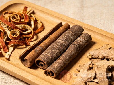 陈皮、桂皮、姜皮都性温,日常适量食用即可,体质偏热人群不宜过多,避免上火 陈皮、桂皮、姜皮都性温,日常适量食用即可,体质偏热人群不宜过多,避免上火