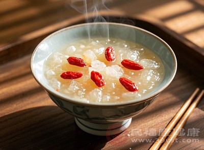 熬煮润燥粥，提前浸泡食材是关键，既能让粥的口感更软烂，也能让食材中的营养成分更好地释放，更易被人体吸收