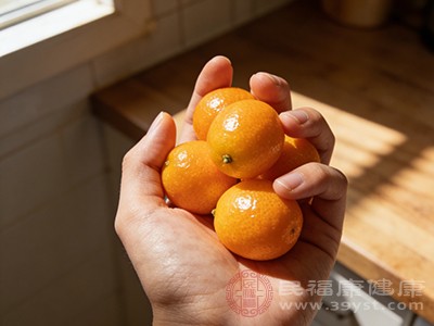 金桔的果皮营养密度很高，富含挥发油和黄酮类物质