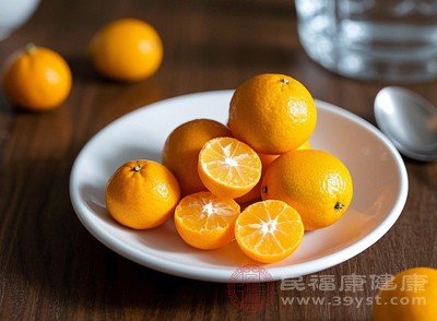 金桔的果皮和果肉都富含水分和维生素C
