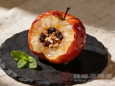 不同人群的身体状况不同，晚上吃苹果的适宜程度也存在差异