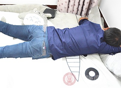 不正确的睡眠姿势可能压迫到身体的某些神经和血管，影响血液循环和神经传导