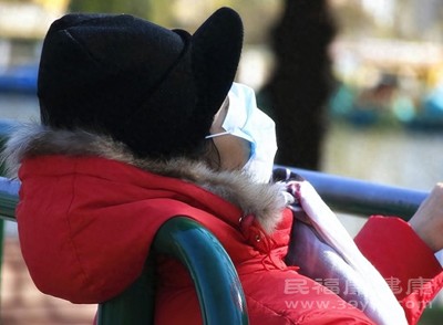 颈部、腰部也是易受寒的薄弱部位,出门可佩戴围巾,避免穿露腰、露颈的衣物,防止寒邪侵入经络,引发腰酸、颈痛、感冒等不适 颈部、腰部也是易受寒的薄弱部位,出门可佩戴围巾,避免穿露腰、露颈的衣物,防止寒邪侵入经络,引发腰酸、颈痛、感冒等不适