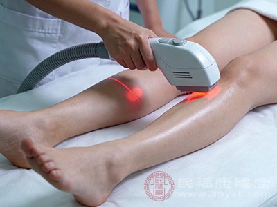 激光脱毛是利用激光的选择性光热效应，特定波长的激光能穿透皮肤表层