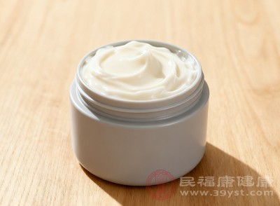 清洁后,及时涂抹保湿产品 清洁后,及时涂抹保湿产品