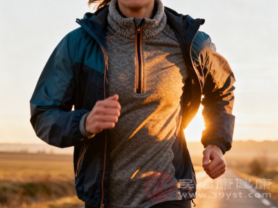 雨雪天路面湿滑、寒风刺骨？一套合身穿搭解决所有，保暖防滑两不误，出行无压力！