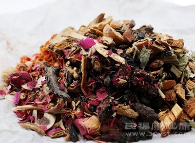 中药在生产、储存过程中都有严格的卫生标准，但过期后，原有的包装密封性可能下降，容易受到外界微生物的污染