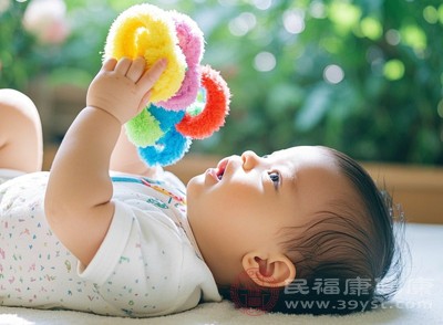 记录宝宝干呕的频率、持续时间及伴随症状，便于后续就医时提供参考