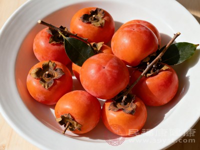 建议食用牛肉后，间隔1-2小时再吃成熟柿子，避免空腹吃柿子或一次性吃多个未成熟柿子