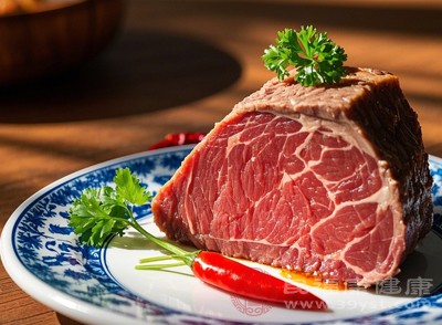 购买牛肉时，应选择色泽鲜红、纹理清晰、弹性好、无异味的新鲜牛肉，避免购买颜色发暗、发黏或有异味的变质牛肉，以防食源性疾病