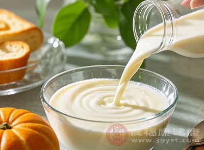 可选择无乳糖纯牛奶，或采用少量多次的饮用方式（如每次50-100mL，分2-3次饮用），也可在饮用前搭配益生菌制剂，帮助改善乳糖消化能力
